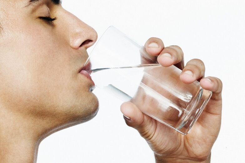 A man drinks 7 kilograms of water a week to lose weight