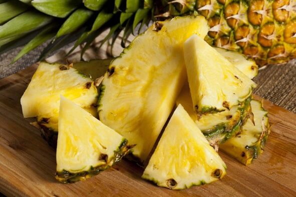 Pineapple in smoothies helps cleanse the body and strengthen the immune system. 